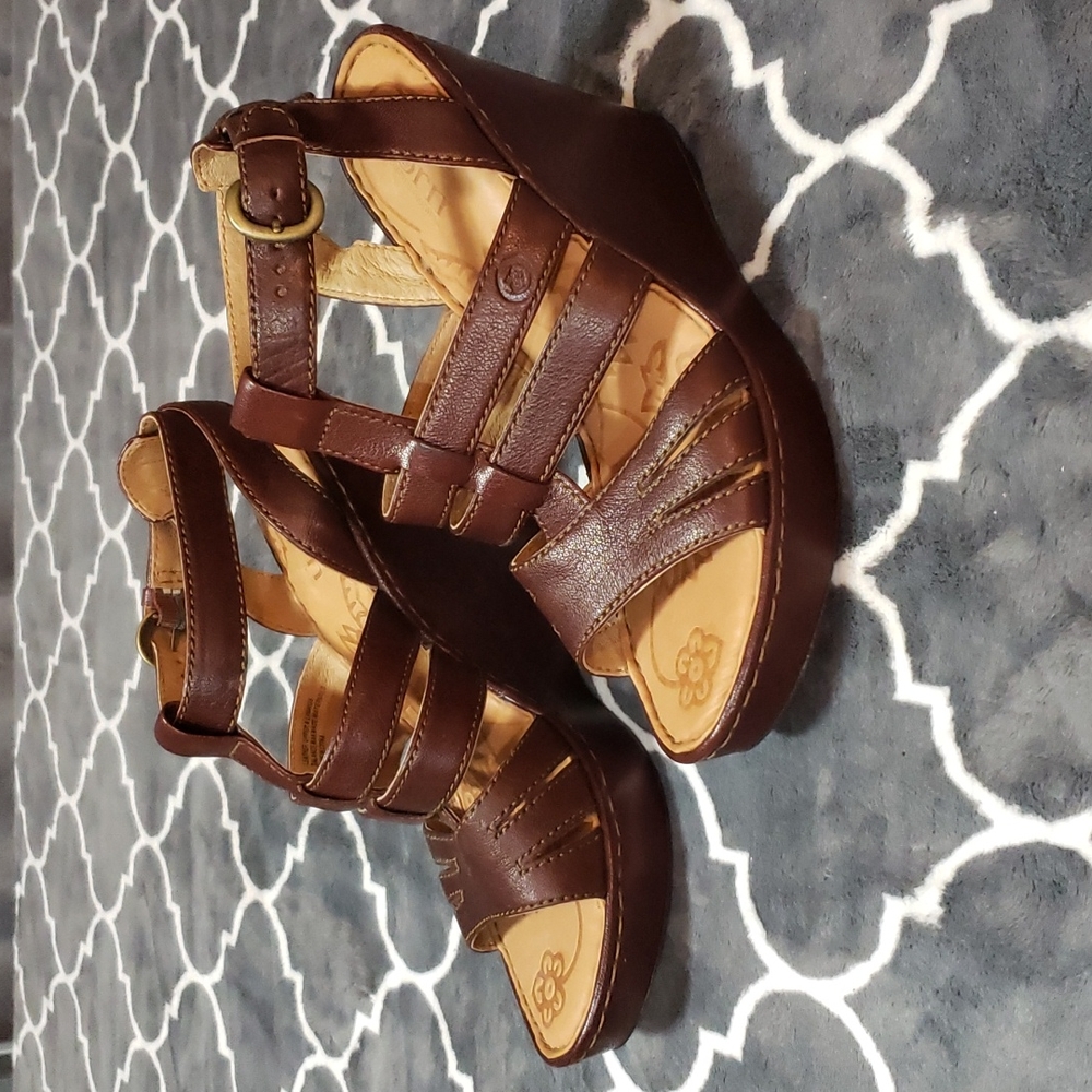 Born Women's Wedge NWOT size 9